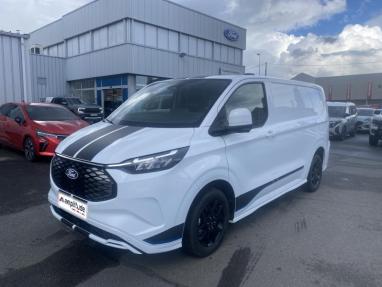 Voir le détail de l'offre de cette FORD Transit Custom Fg 320 L1H1 Electrique 160 kW 218ch Sport de 2025 en vente à partir de 46 999 € 